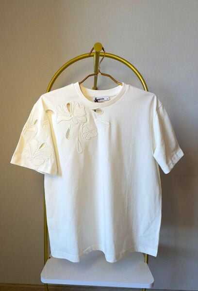 Beyaz İşlemeli Tshirt