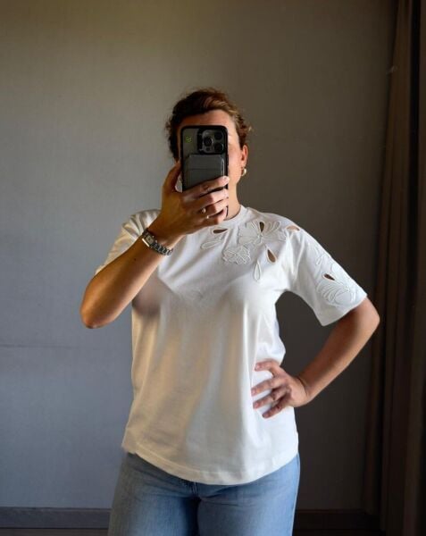 Beyaz İşlemeli Tshirt