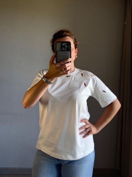 Beyaz İşlemeli Tshirt