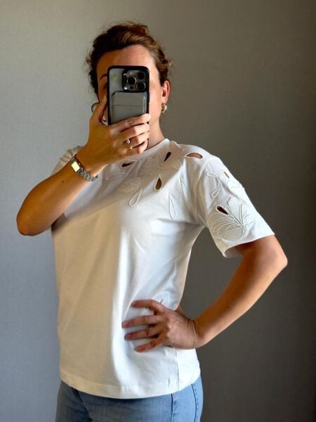 Beyaz İşlemeli Tshirt