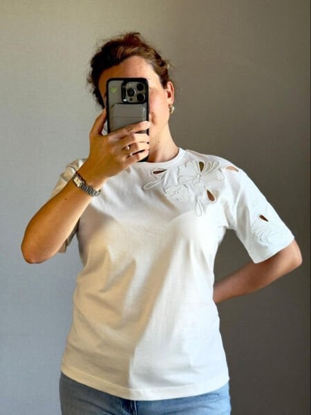 Beyaz İşlemeli Tshirt