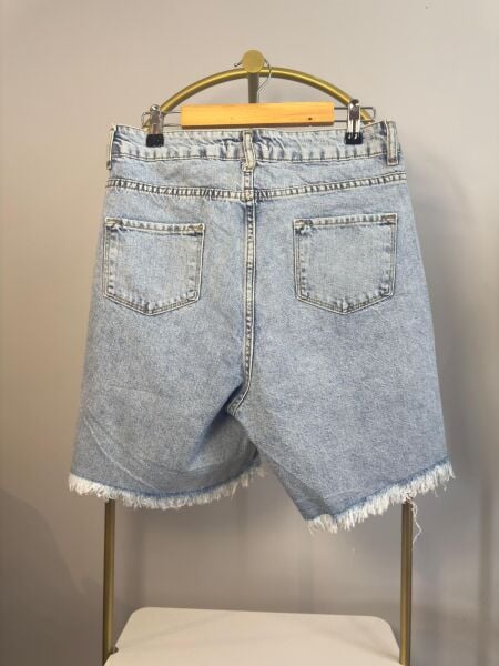 Taş İşlemeli Denim Şort