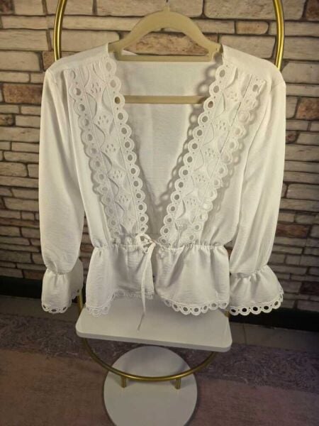 Beyaz Nakış Detaylı Önden Bağlamalı Gömlek