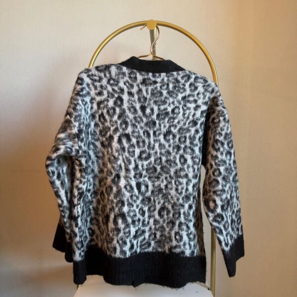 Gri Leopar Desenli Düğmeli Premium Kadın Hırka