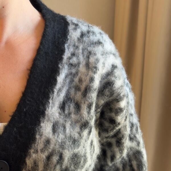 Gri Leopar Desenli Düğmeli Premium Kadın Hırka