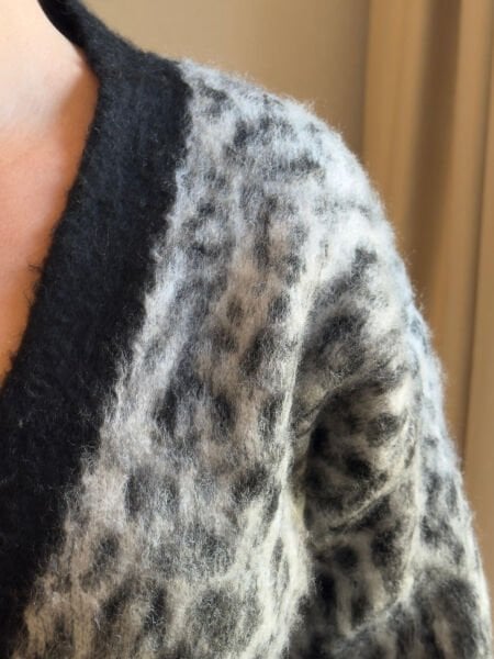 Gri Leopar Desenli Düğmeli Premium Kadın Hırka