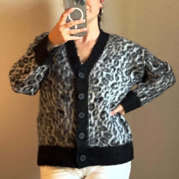 Gri Leopar Desenli Düğmeli Premium Kadın Hırka