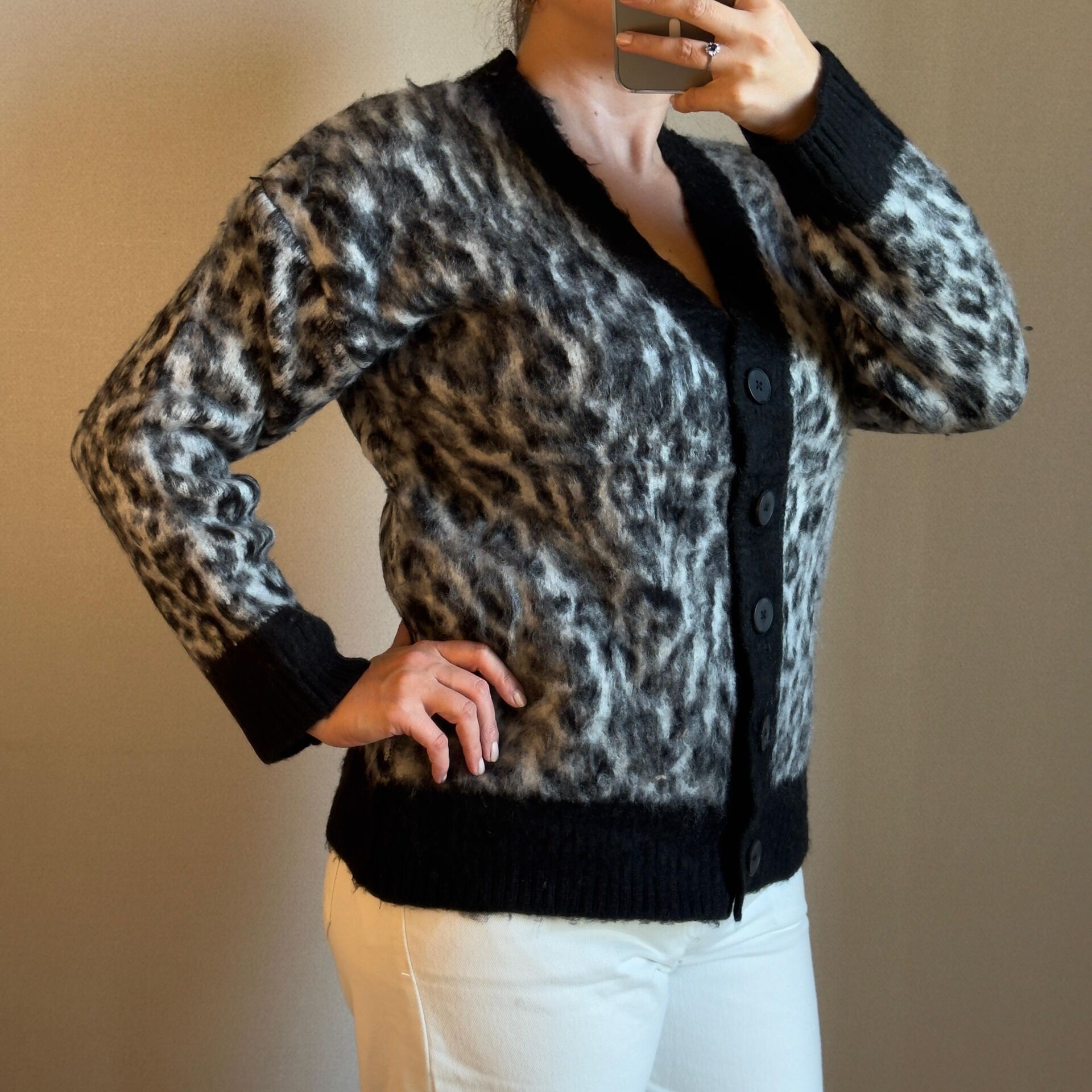 Gri Leopar Desenli Düğmeli Premium Kadın Hırka