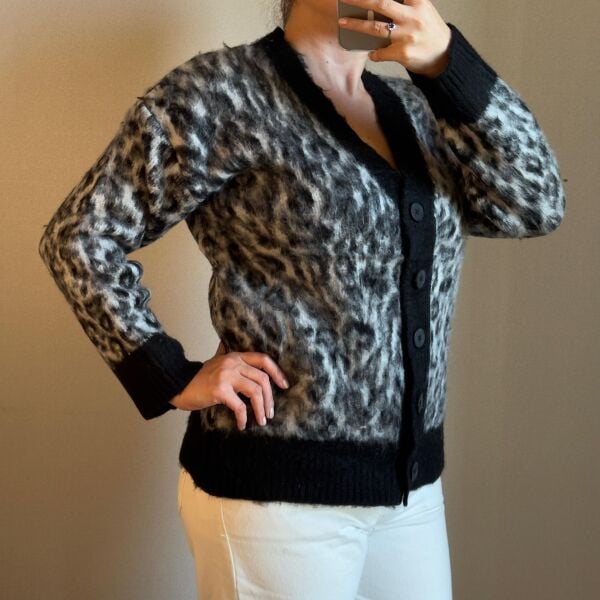 Gri Leopar Desenli Düğmeli Premium Kadın Hırka