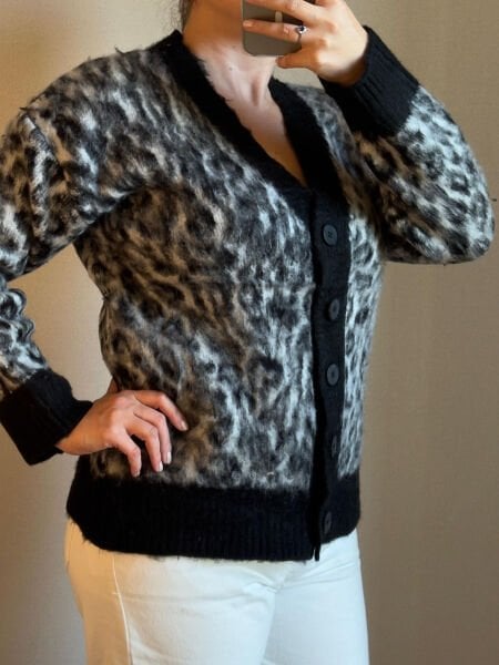 Gri Leopar Desenli Düğmeli Premium Kadın Hırka