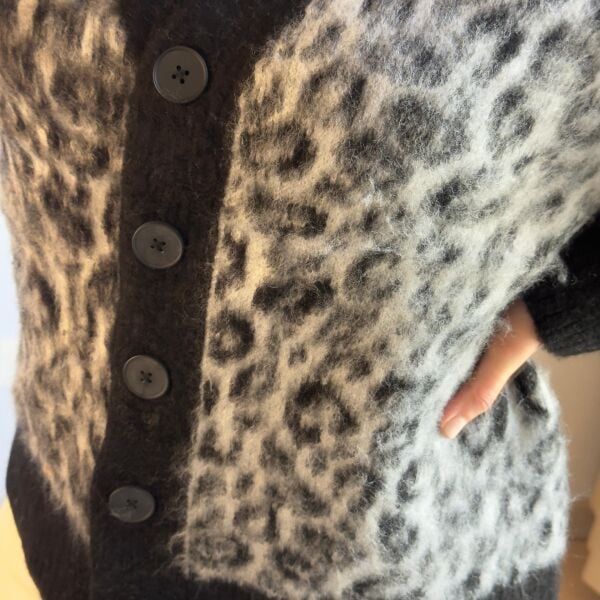 Gri Leopar Desenli Düğmeli Premium Kadın Hırka