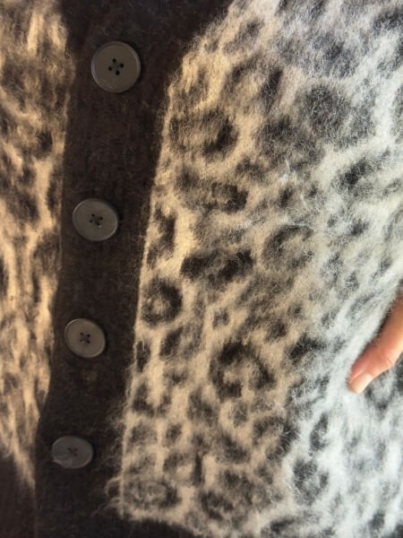 Gri Leopar Desenli Düğmeli Premium Kadın Hırka