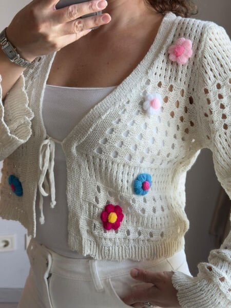 Renkli Çiçek Detaylı Krem Kadın Hırka