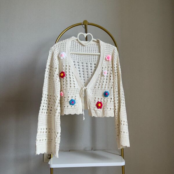 Renkli Çiçek Detaylı Krem Kadın Hırka