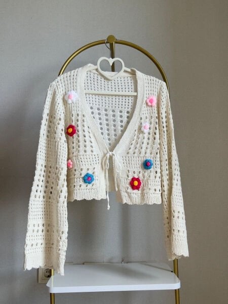 Renkli Çiçek Detaylı Krem Kadın Hırka