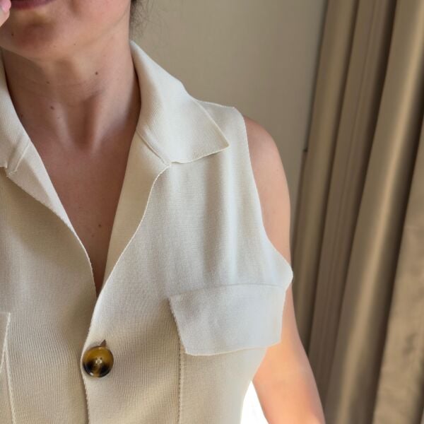 Krem Renkli Düğmeli Kolsuz Gömlek ve Etek Takımı