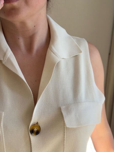 Krem Renkli Düğmeli Kolsuz Gömlek ve Etek Takımı