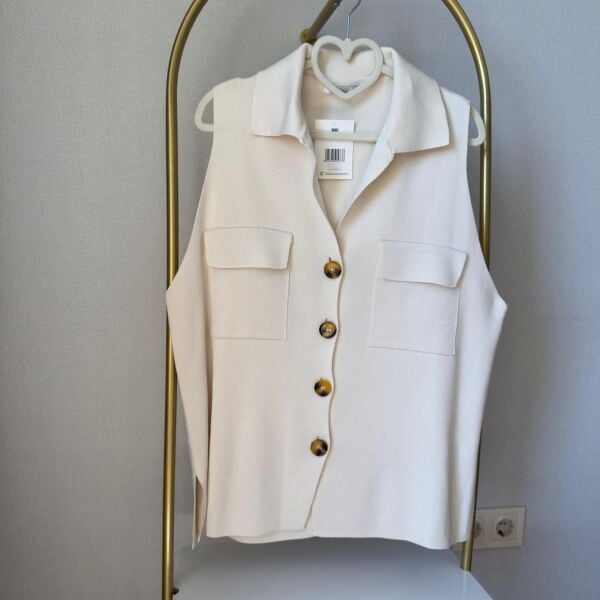 Krem Renkli Düğmeli Kolsuz Gömlek ve Etek Takımı