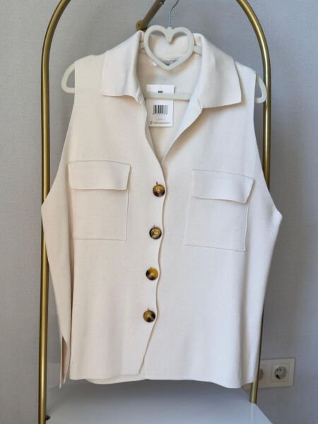 Krem Renkli Düğmeli Kolsuz Gömlek ve Etek Takımı