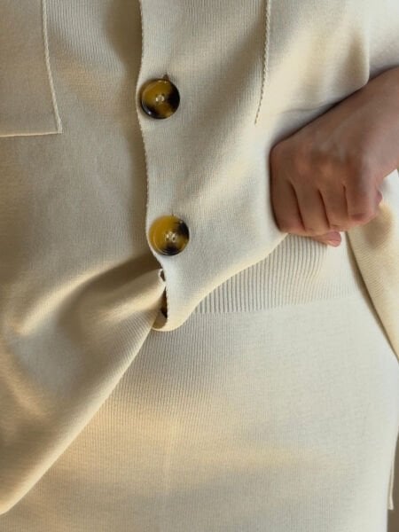 Krem Renkli Düğmeli Kolsuz Gömlek ve Etek Takımı