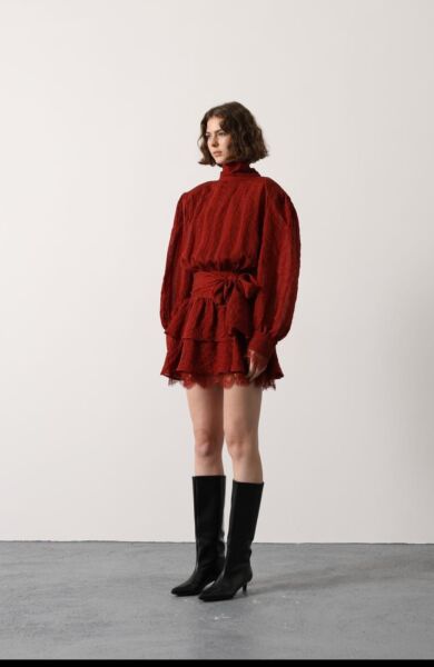 Kemer Detaylı Volanlı Kırmızı Mini Elbise