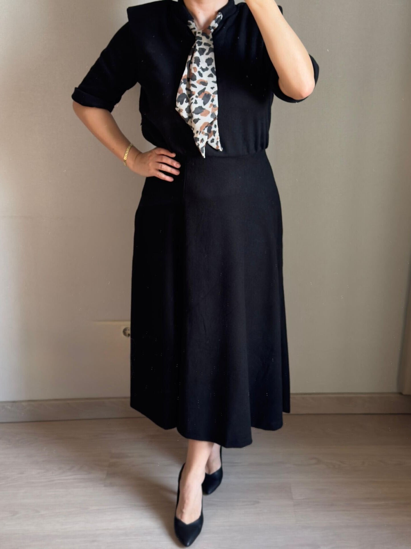 Fularlı Siyah Örme Midi Elbise