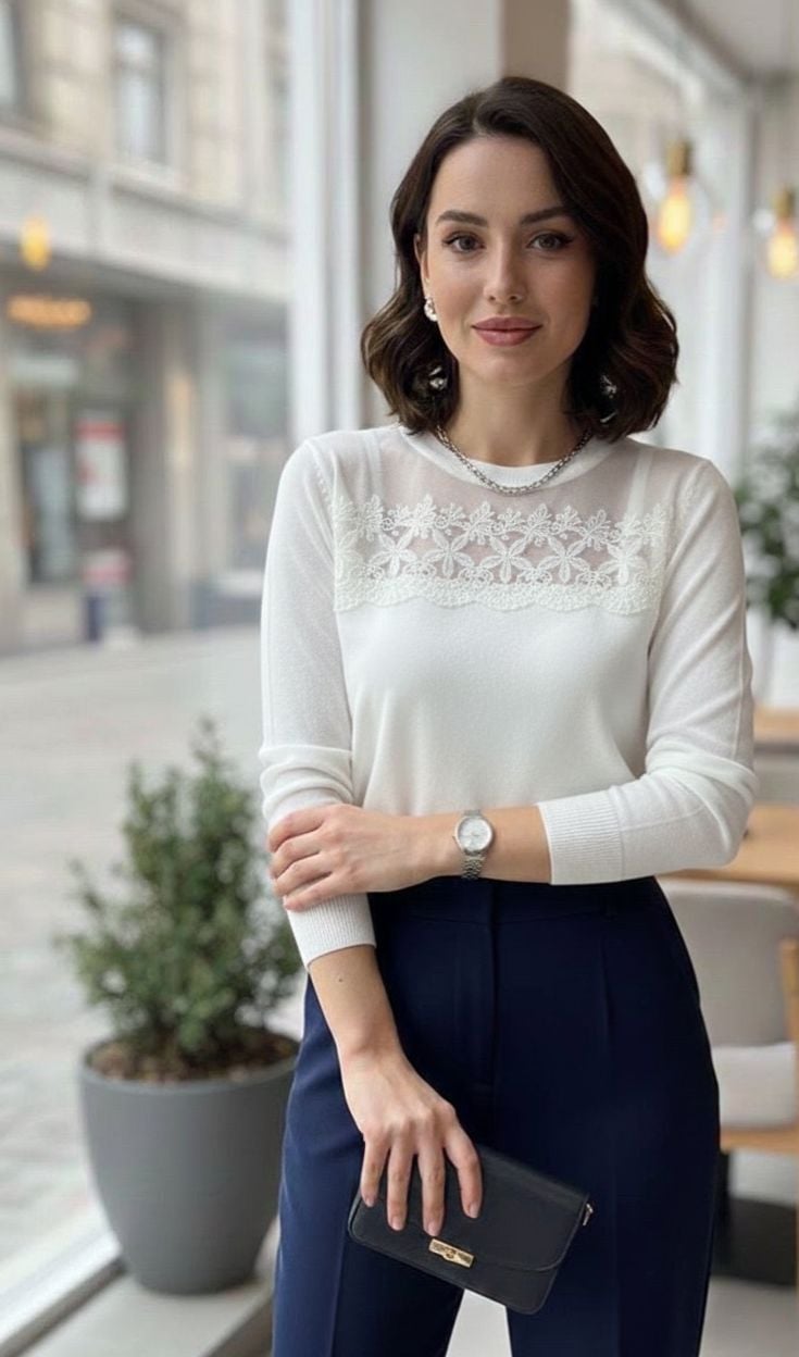 Kadın Bej Transparan Yaka Dantel İşlemeli Şık Bluz